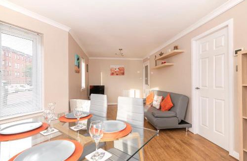 North West Apartment | The Cluthar - Ground Floor West End City Centre Rockvilla flat & Parking