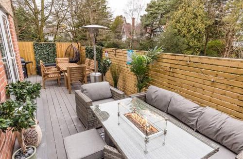 Corfe Castle Apartment | The Coach House - Beautiful and Spacious Outside Decking