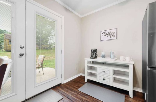 Barling House | The Coach House-Cozy 3BR in Town