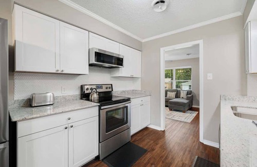 Barling House | The Coach House-Cozy 3BR in Town