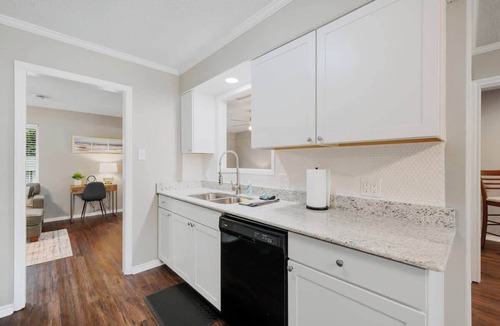 Barling House | The Coach House-Cozy 3BR in Town