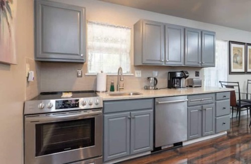 Fort Worth House | The Coach House Hideaway-5 min walk to Lake Worth!