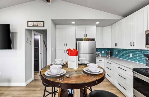 Cedar Lane House | The Coastal Crab-Arcade-Horseshoe-Cornhole-Board Games-WIFI-AC-Coffee