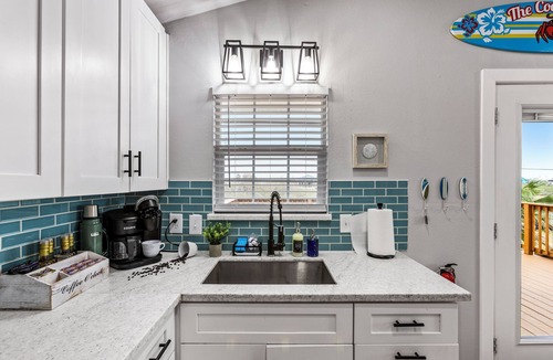 Cedar Lane House | The Coastal Crab-Arcade-Horseshoe-Cornhole-Board Games-WIFI-AC-Coffee