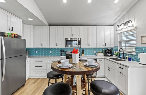 Cedar Lane House | The Coastal Crab-Arcade-Horseshoe-Cornhole-Board Games-WIFI-AC-Coffee