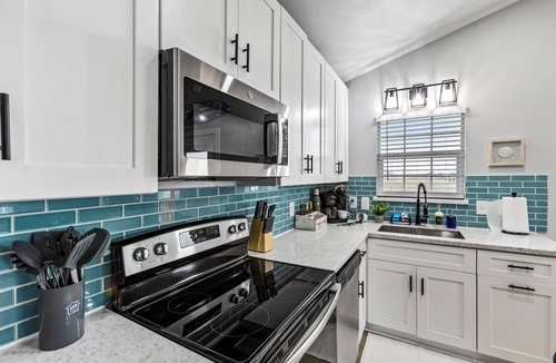 Cedar Lane House | The Coastal Crab-Arcade-Horseshoe-Cornhole-Board Games-WIFI-AC-Coffee