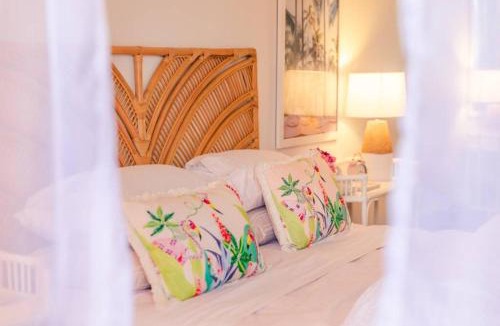 Burleigh Heads Apartment | The Coconut Crib- Waterfront Burleigh Beach