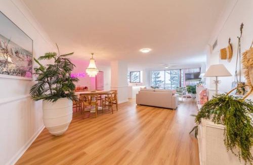 Burleigh Heads Apartment | The Coconut Crib- Waterfront Burleigh Beach