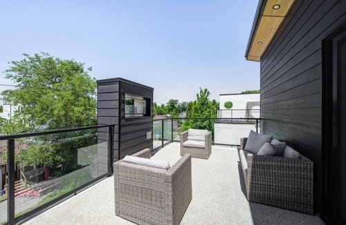 Grand Bend Cottage | THE COCONUT ON THE CORNER- HOT TUB 5BR CLOSE TO BEACH