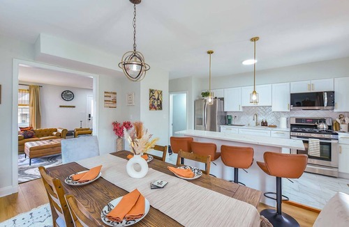 New Northwood House | The Coffeehouse | King Bed·Gym·Music·Full Kitchen!