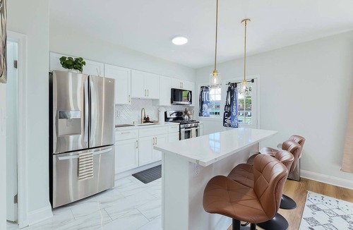 New Northwood House | The Coffeehouse | King Bed·Gym·Music·Full Kitchen!