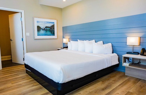 Grand Bend Hotel | The Colonial Hotel -Premium King