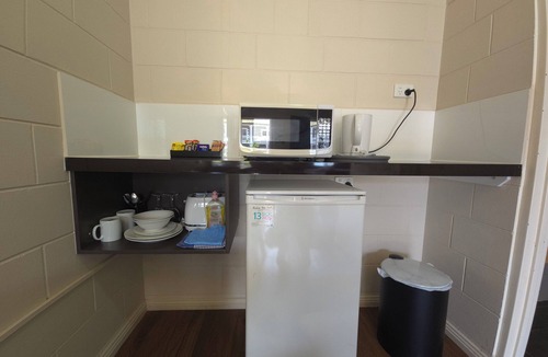 Mundingburra Hotel | The Colonial Rose Motel