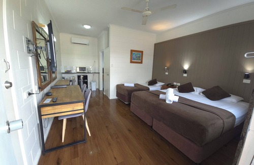 Mundingburra Hotel | The Colonial Rose Motel