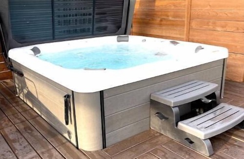 The Colony House | THE COLONY COTTAGE W/HOT TUB & OUTDOOR OASIS/FAMILY FRIENDLY