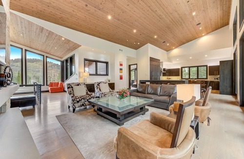 Park City House | The Colony | Walk To Slopes, Hot Tub, Parking | KBM Resorts | Walk to Slopes, Hot Tub, Parking | 2 homes, 9 Bedrooms | ML-2510