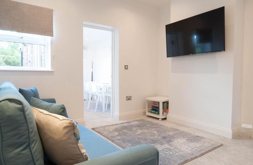 Burton on Trent House | The Comet - 5 separate beds & 3 bathrooms