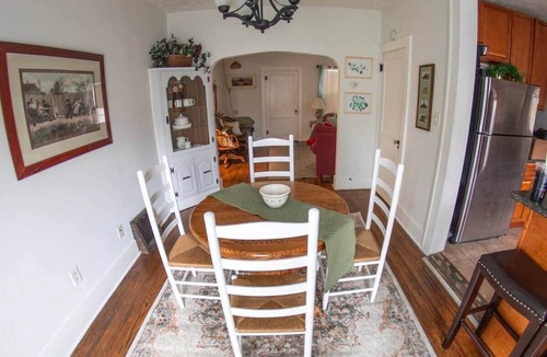 Hastings House | The Comfy Cottage-4 BR, 2 BA, Sleeps up to 10!