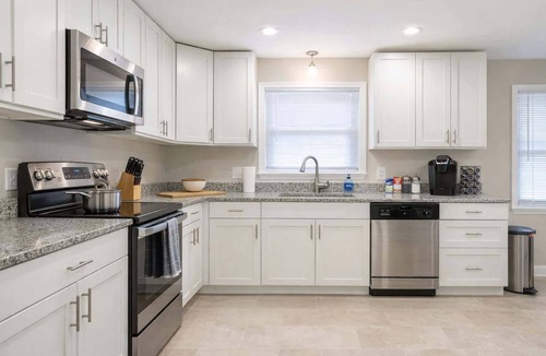 Worth House | The Comfy King Ranch/King Bed Suite/Fast Wi-Fi
