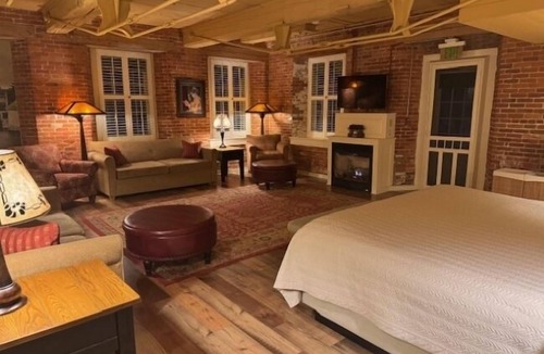 Claremont Hotel | The Common Man Inn & Restaurant