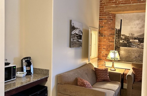 Claremont Hotel | The Common Man Inn & Restaurant
