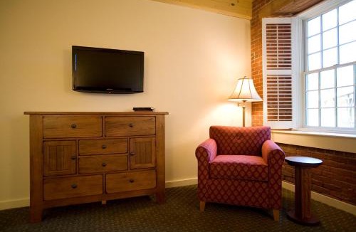 Claremont Hotel | The Common Man Inn & Restaurant