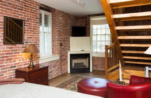 Claremont Hotel | The Common Man Inn & Restaurant