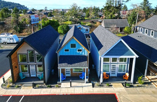 Seaside Villa | The Commons Courtyard - K