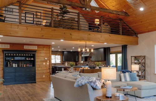 Buchanan Condo | The Compass Retreat - Upper Suite