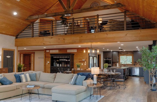 Buchanan Condo | The Compass Retreat - Upper Suite