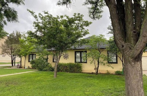 Amarillo House | The Compound *sleeps 11*great beds*pet friendly*