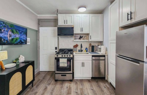 Mid-North District Apartment | The Conservatory - Walk to Lincoln Park & Zoo