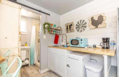 Johnson City House | The Container Retreat @ 290 Wine Trail #2