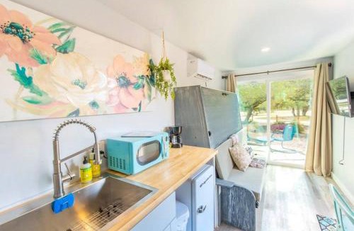 Johnson City House | The Container Retreat @290 Wine Trail #3 Hill Country bliss