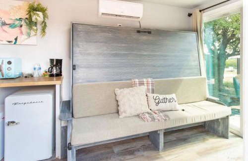 Johnson City House | The Container Retreat @ 290 Wine Trail #7 Groups welcome!
