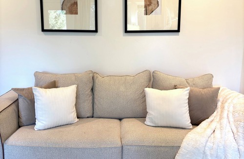 Town of Kirkland Apartment | The Continental Chambers- near Hamilton College!