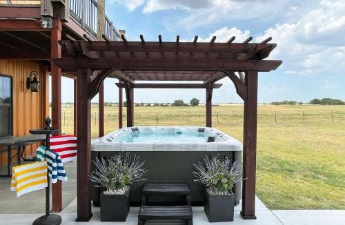 Calera House | 'The Copper Roost': Lake Texoma Escape w/Hot Tub