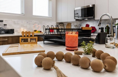 Fort Worth House | The Coral 2BD TH: 7ST Walkable, Elegant & Comfy!