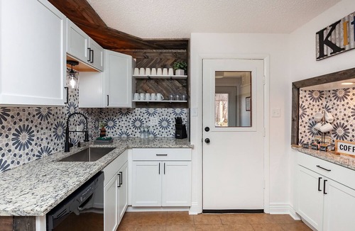 Des Moines House | The CORN CRIB: Spa - Game Room - BBQ - Office - DOWNTOWN - Sleeps 14