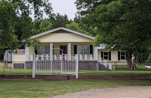 Roland House | The Corner Cottage with Private Fishing Pond