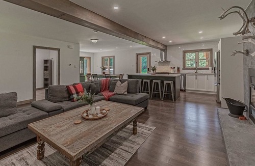 Brownsburg-Chatham Ski Chalet | The Corzo - modern farmhouse with hot tub!