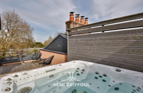 Honfleur House | The Cosmopolitan Architect Design Home with Rooftop Jacuzzi 8 Guests