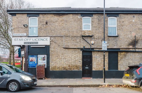 Plaistow Apartment | The Cosy Corner Flat: Canning Town