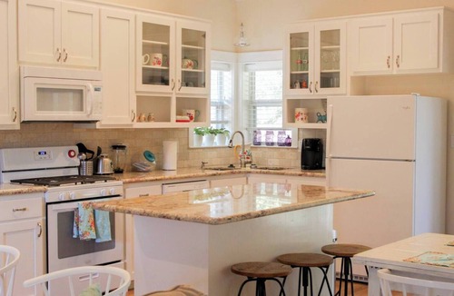 Paige House | The Cottage, A Tranquil Pet-Friendly Retreat on 42 Acres at Lost Pines Shire
