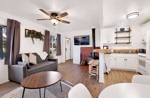 Big Bear Hotel | The Cottage at Shay Meadows by Big Bear Vacations