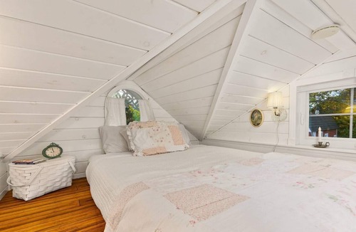 Kerns Hotel | The Cottage - Custom Tiny Home w/Victorian Vibe