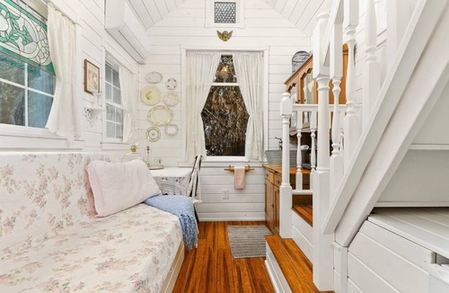 Kerns Hotel | The Cottage - Custom Tiny Home w/Victorian Vibe