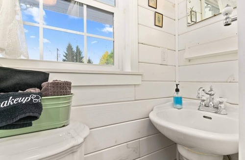 Kerns Hotel | The Cottage - Custom Tiny Home w/Victorian Vibe