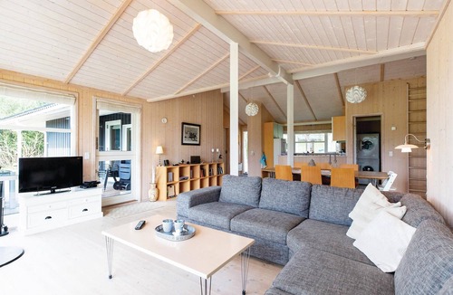 Store Kongsmark House | The cottage in Stillinge Strand has a kitchen open to the living room.