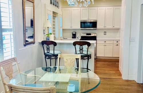 Historic Downtown Apalachicola Cottage | The Cottage on Commerce